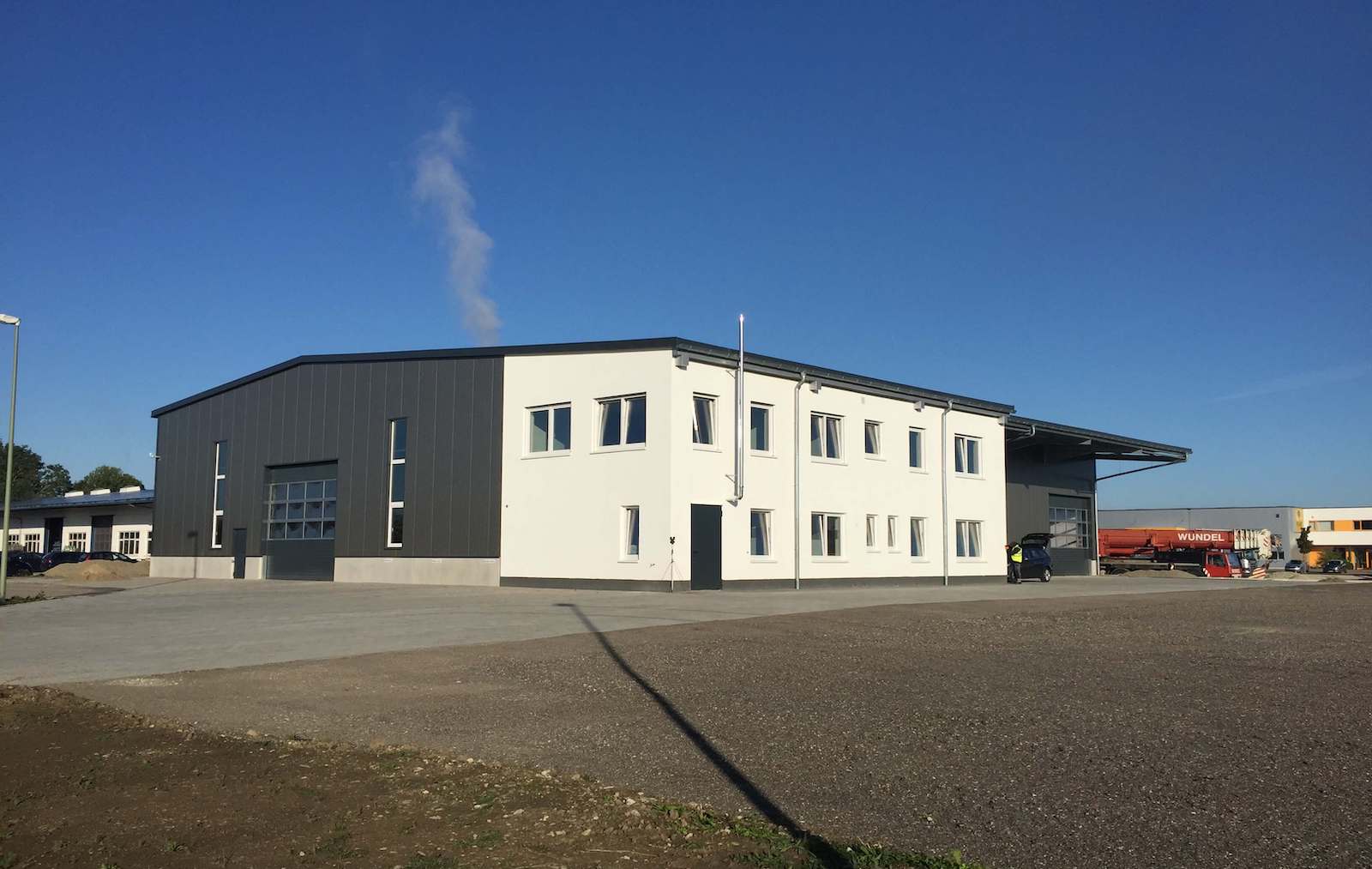 Isolierte Stahlhalle mit anschließenden Bürogebäude